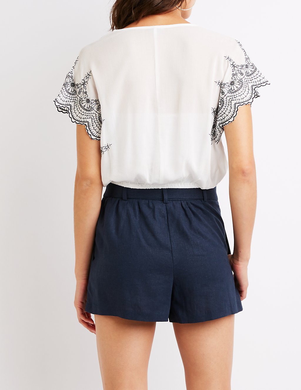 Besticktes Wickel-Crop-Top 
